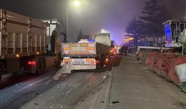 Eskişehir'de tır ile servis minibüsünün çarpışması sonucu 9 kişi yaralandı