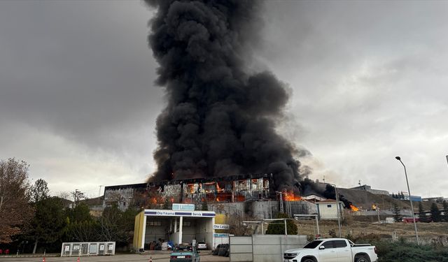 GÜNCELLEME - Kırıkkale OSB'de fabrikada çıkan yangına müdahale ediliyor