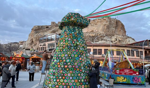 Kapadokya'da profilden yapılan peribacası maketine 2 bin 500 parçadan oluşan örgü motif giydirildi