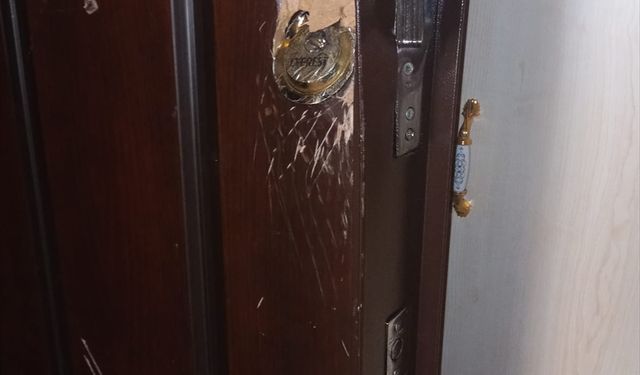 Kayseri'de bir kadını öldüren zanlı, boşanma aşamasındaki karısının evinin kapısını baltayla kırmaya çalışmış