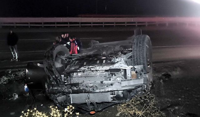 Kırıkkale'de devrilen otomobildeki 3 kişi yaralandı