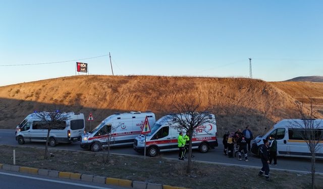 Kırıkkale'de üç servis aracının karıştığı kazada 10 kişi yaralandı