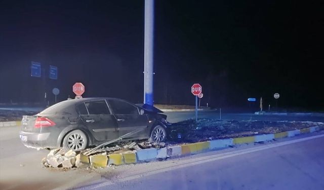 Konya'da tabela direğine çarpan otomobildeki 3 kişi yaralandı