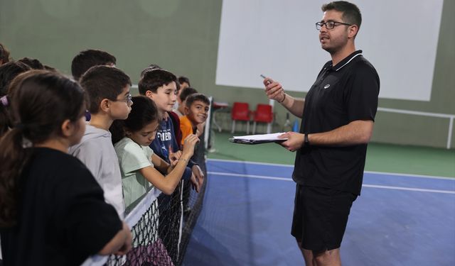Nevşehir'de farklı yaş gruplarında 120 kişi tenis öğreniyor
