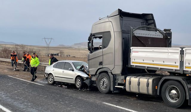 Nevşehir'de tırla çarpışan otomobildeki 1 kişi öldü, 3 kişi yaralandı