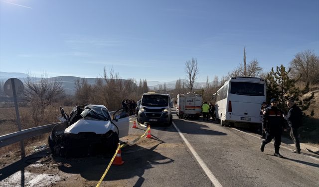 Nevşehir'de yolcu midibüsü ile otomobilin çarpıştığı kazada 11 kişi yaralandı