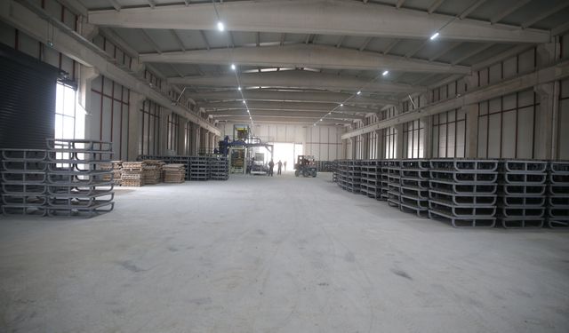 Niğde Belediye Başkanı Özdemir, belediyenin kilitli parke tesisinde incelemelerde bulundu