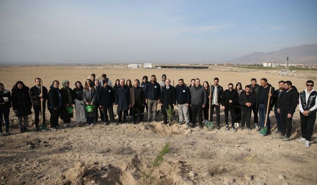 Niğde'de bal ormanı için fidanlar toprakla buluşturuldu