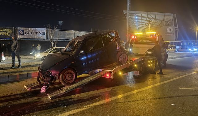 Niğde'de işçi servisi ile otomobilin çarpıştığı kazada 11 kişi yaralandı