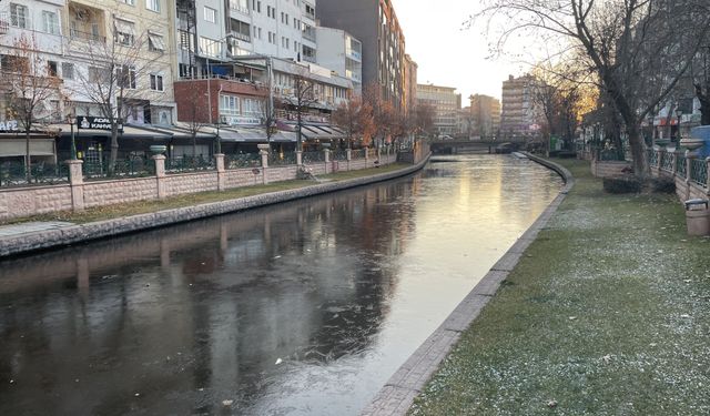 Porsuk Çayı'nın yüzeyinde buz tabakası oluştu