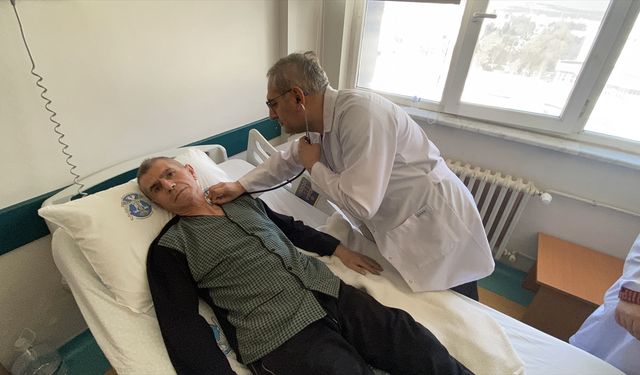 Şah damarındaki yapısal bozukluk nedeniyle felç geçiren hasta stent takılınca ayağa kalktı