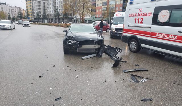 Seydişehir'de iki otomobilin çarpışması sonucu 3 kişi yaralandı