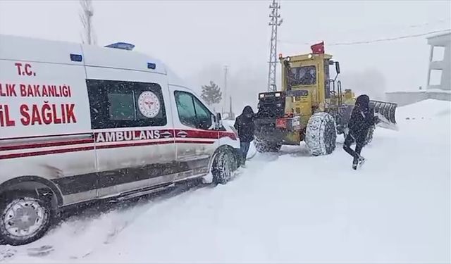 Sivas'ta kurtarma ekipleri yolu kapanan köydeki hamile kadını hastaneye yetiştirdi
