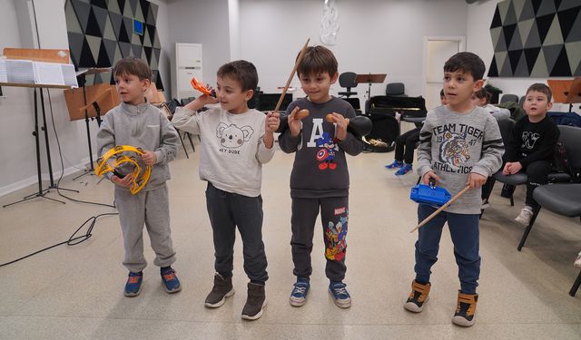 Minikler müzik aletlerini tanıdı