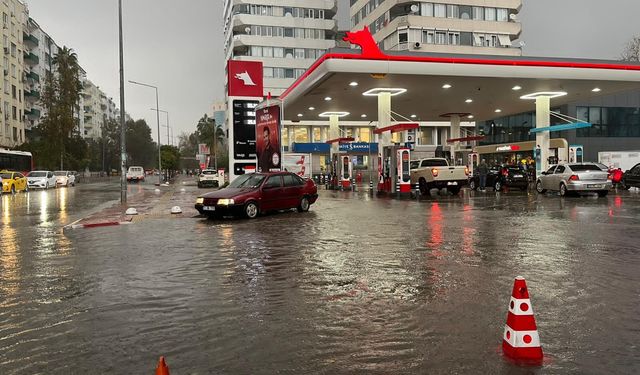 Antalya'da kuvvetli yağış ve fırtına etkili oldu