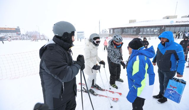 Başkan Büyükkılıç, Erciyes'te kayakseverlerle bir araya geldi