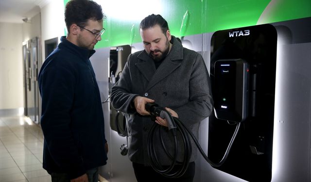 Bilim kurgu dizisinden etkilenen genç mühendis, yapay zekalı araç şarj ünitesi geliştirdi