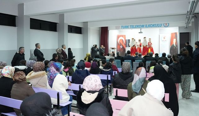 Çubuk'ta öğrenciler karnelerini alarak yarıyıl tatiline başladı