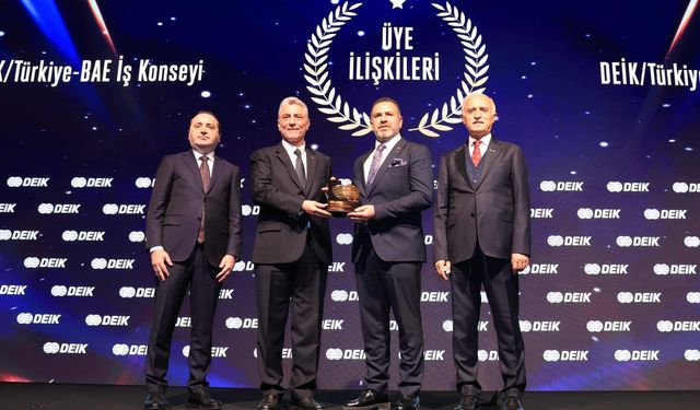 DEİK Türkiye-Mali İş Konseyi Başkanı Geyik'e üye ilişkileri kategorisinde ödül