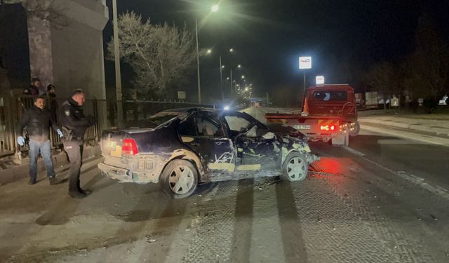 Ehliyetsiz sürücünün kullandığı otomobilin refüje çarptığı kazada 2 kişi yaralandı