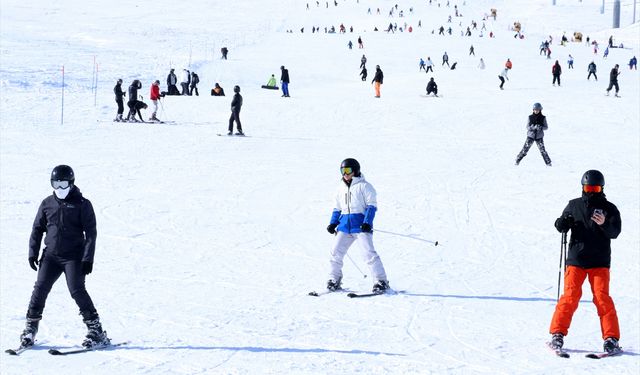 Erciyes'te kayakseverler güneşli havada kayak yapmanın keyfini çıkardı