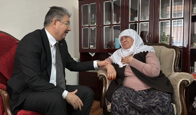 Eskişehir Valisi Yılmaz, yaşlı vatandaşı evinde ziyaret etti