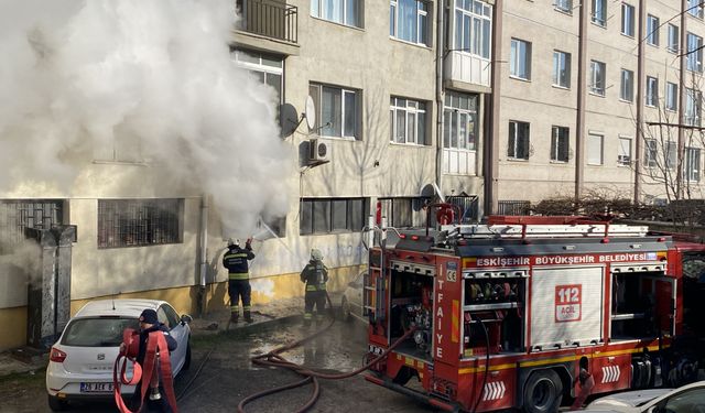 Eskişehir'de bir apartmanın zemin katında çıkan yangın söndürüldü
