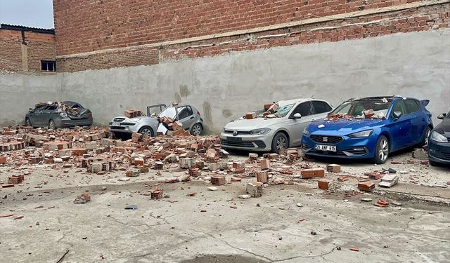 Eskişehir'de kuvvetli rüzgarın devirdiği duvar 6 araca zarar verdi