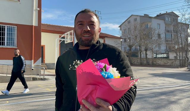 Evliliklerinden 7 yıl sonra dünyaya gelen kızının karne heyecanına ortak oldu