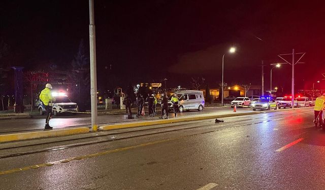 GÜNCELLEME - Eskişehir'de otomobilin çarptığı 3 yaya hayatını kaybetti