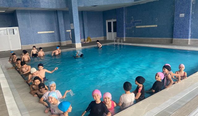 Karakeçili'de öğrenciler yüzmeyle tanıştı