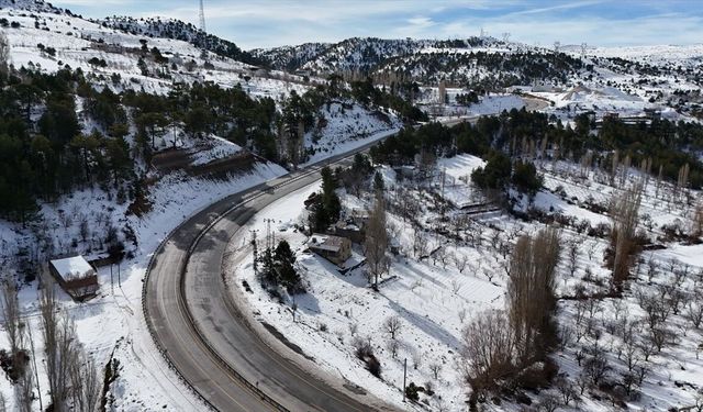 Karaman'da kar yağışıyla beyaza bürünen köyler dronla görüntülendi