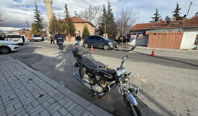 Karaman'da otomobille çarpışan motosiklet sürücüsü yaralandı