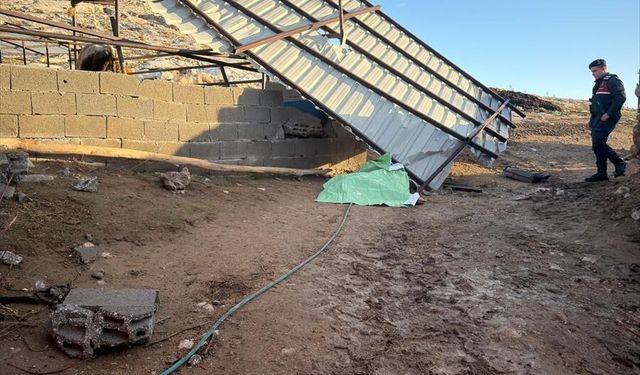 Karaman'da rüzgarda savrulan çatının çarptığı kişi öldü