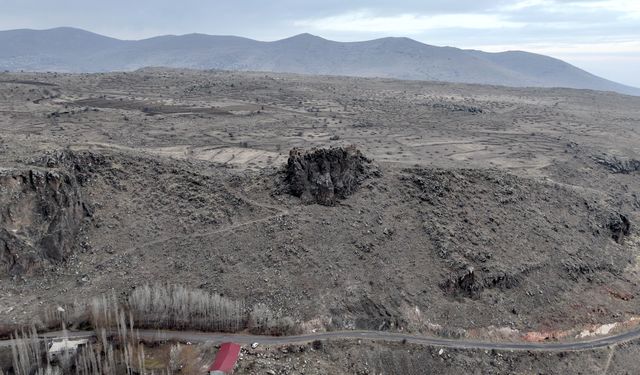 Kaya kütlesi üzerine kurulu 1000 yıllık Murtaza Kalesi zamana direniyor