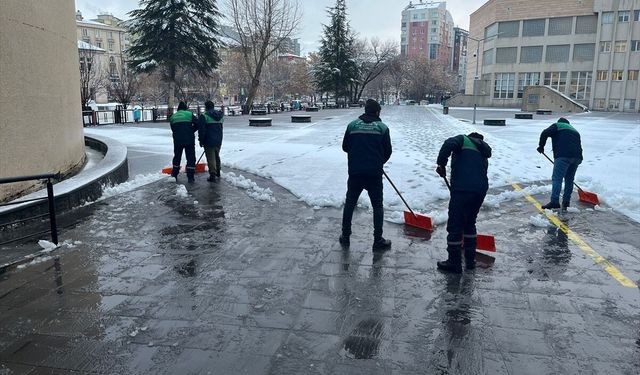 Kayseri Büyükşehir Belediyesi karla mücadele ekipleri 11 ilçede 86 mahalle yolunu ulaşıma açtı