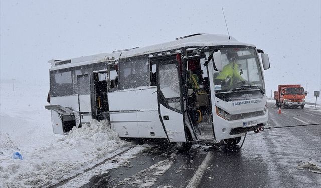 Kayseri'de cenazeye gidenleri taşıyan midibüs devrildi, 22 kişi yaralandı