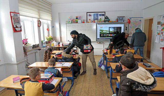 Kayseri'de ihtiyaç sahibi 813 öğrenciye ayakkabı dağıtıldı