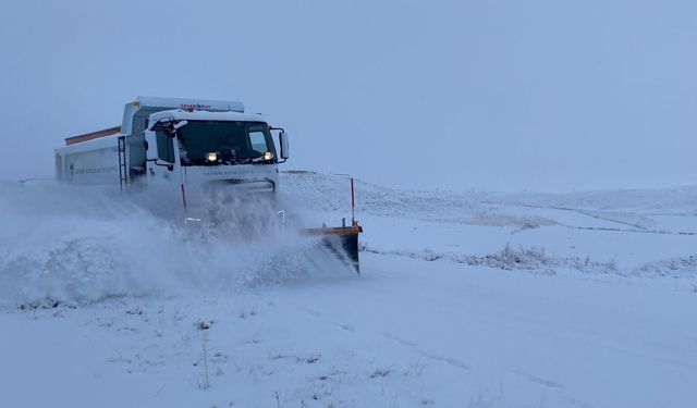 Kayseri'de kar ve tipi nedeniyle kapanan 149 mahalle yolunu açma çalışmaları sürüyor