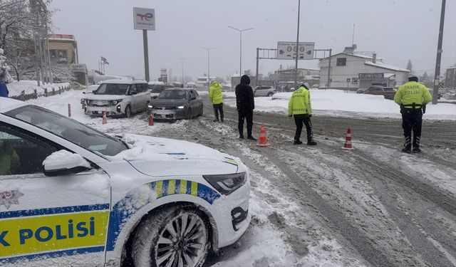 Kayseri'den Erciyes'e giden yol kar ve tipi nedeniyle ulaşıma kapandı