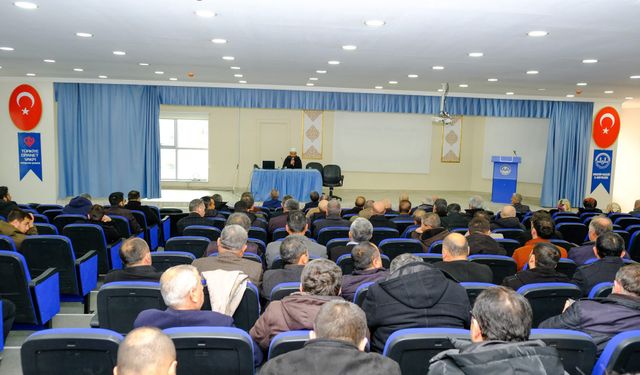 Kırşehir'de din görevlilerine konferans verildi