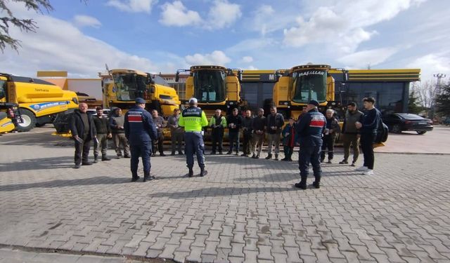Kırşehir'de jandarma biçerdöver sahiplerini ve sürücülerini bilgilendirdi