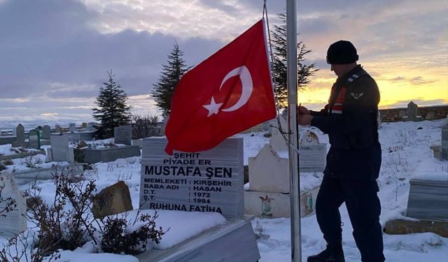 Kırşehir'de jandarma ekipleri, köylerdeki şehit mezarlarının bakımını yaptı