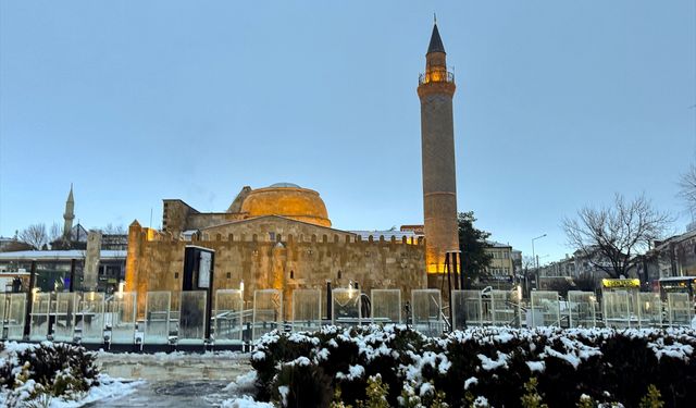 Kırşehir'de kar yağışı etkili oluyor