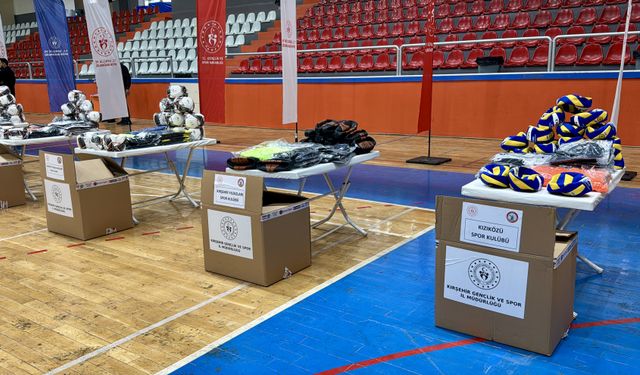 Kırşehir'de kulüp ve okul takımlarına spor malzemesi desteği
