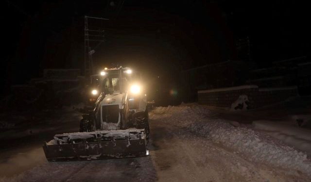 Kocasinan Belediyesi ekipleri, kar temizleme çalışmalarını sürdürüyor