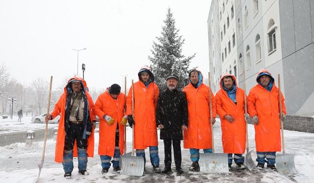 Kocasinan Belediyesi ekiplerinin kar mesaisi sürüyor