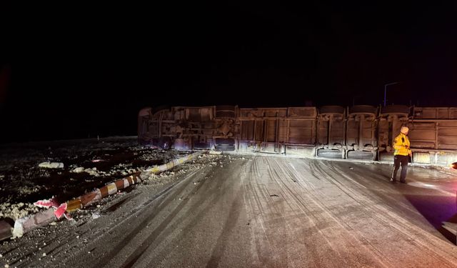 Konya'da devrilen tırın sürücü yaralandı