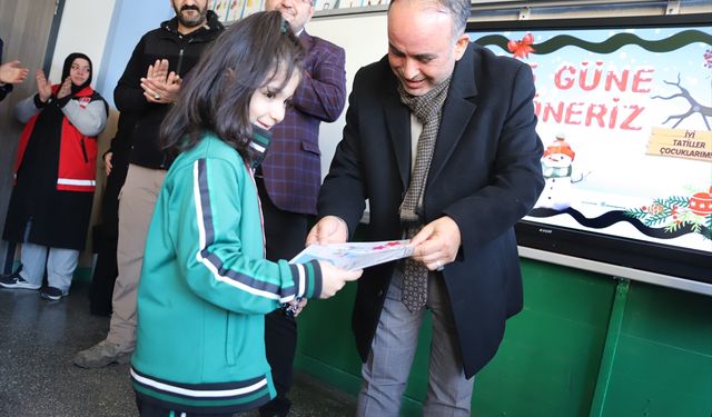 Konya'da gazi kızı karne sevinci yaşadı