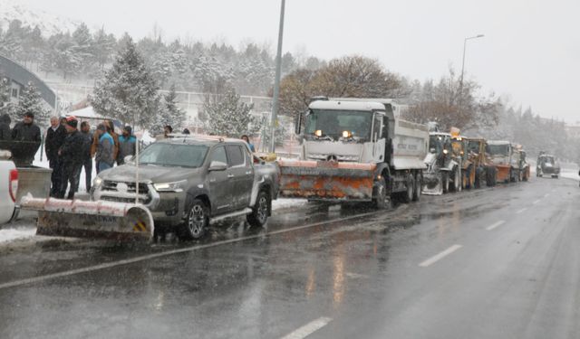 Melikgazi Belediyesi kar temizleme çalışmalarını sürdürüyor
